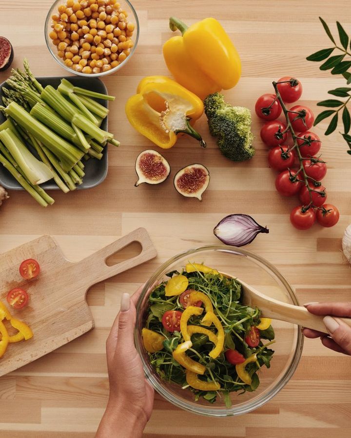 Verdure fresche preparate su un tavolo di legno